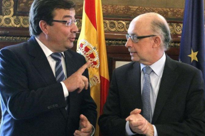 El presidente extremeno, Guillermo Fernandez Vara, conversa con el ministro de Hacienda en funciones, Cristobal Montoro, en una imagen de archivo.-EFE / J. M. Espinosa