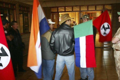 La bandera del ’apartheid’, la segunda por la izquierda.-AP