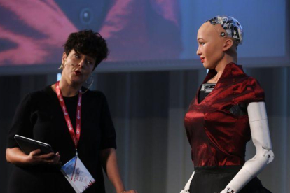 La robot humanoide Sophia realiza una entrevista de trabajo en la 5th Internacional HR Conference, en Barcelona.-ELISENDA PONS (EL PERIÓDICO)