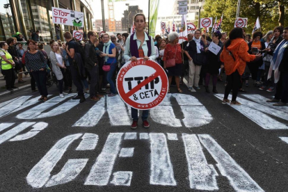 Protesta contra el acuerdo CETA en Bruselas.-JOHN THYS / AFP