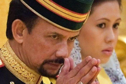 El sultán de Brunei junto a su mujer, la reina.-AP