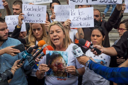 Familiares de los presos políticos acudieron nuevamente a la sede de la ONU para exigir que den a conocer la fecha y la agenda de la visita de la Alta Comisionada de los DDHH, Michelle Bachelet.-EFE/ Miguel Gutiérrez