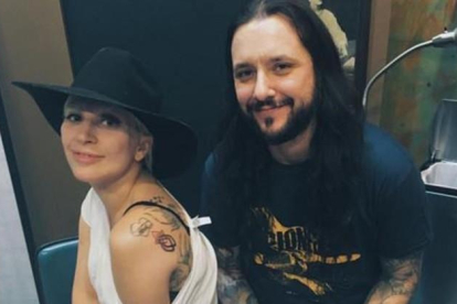 Lady Gaga muestra su tatuaje en compañía de su tatuador, David Allen.-