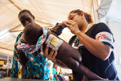 Niño es vacunado contra la malaria-AFP