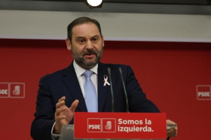 El secretario de Organización del PSOE, José Luis Ábalos, este jueves en la sede del partido.-DAVID CASTRO