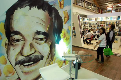 Una pareja pasa frente a una ilustración de Gabriel García Márquez en la Feria Internacional del Libro de Bogotá.-Foto:   EFE / MAURICIO DUEÑAS