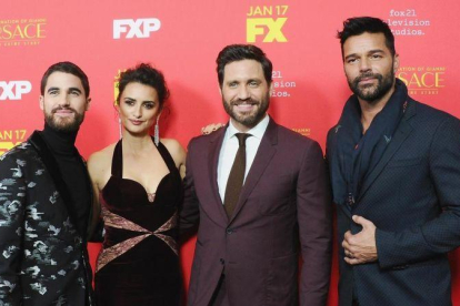 De izquierda a derecha: los actores Darren Criss, Penélope Cruz, Édgar Ramírez y Ricky Martin en la premiere de la serie celebrada este lunes en Hollywood-JON KOPALOFF