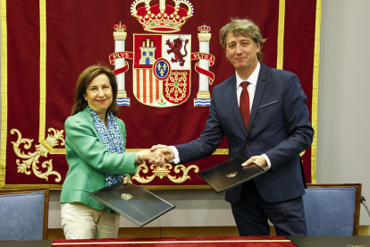 La ministra de Defensa, Margarita Robles, y el alcalde, Carlos Martínez, en la firma de la declaración de intenciones. HDS