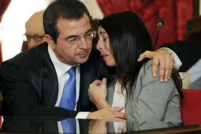 Raquel Gago consolada por su abogado en una imagen de archivo del juicio-ICAL