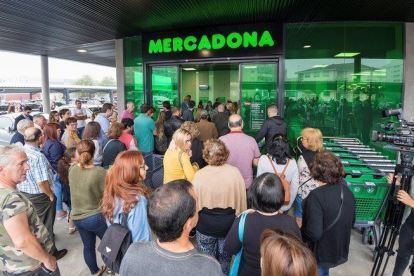 Entrada del primer supermercado de Mercadona en Portugal, en Vila Nova de Gaia, en la region de Oporto, a principios de julio.-EFE