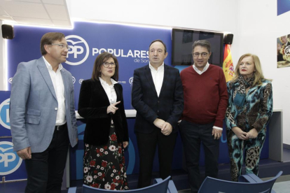 El vicepresidente del Senado, Pedro Sanz (en el centro), junto a la presidenta del PP, María del Mar Angulo y otros cargos populares.-Luis Ángel Tejedor