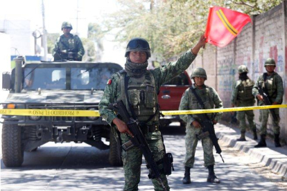 La búsqueda fue coordinada por la Comisión Estatal y protegida por militares del Ejército Mexicano, Policías Federales y policías estatales en camionetas blindadas.-EFE