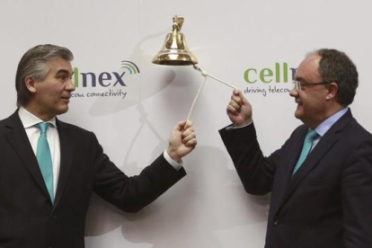 El presidente de Abertis, Francisco Reynés (izquierda), y el consejero delegado de Cellnex, Tobías Martínez, durante el estreno en bolsa de la filial de Abertis.-