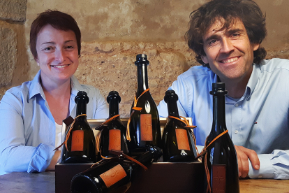 Carolina García y Jesús Bailón, con las primeras botellas de aceite de oliva salido de plantación de Montuenga.HDS