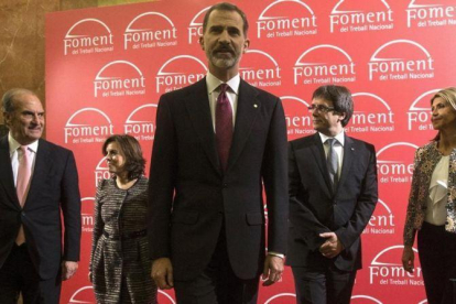 De izquierda a derecha, el presidente de Foment, Gay de Montellà; la vicepresidenta, Soraya Sáenz de Santamaría; el Rey; el 'president' Carles Puigdemont, y la delegada del Gobierno en Catalunya, María de los Llanos de Luna, este jueves, 17 de noviembre.-EFE / QUIQUE GARCIA