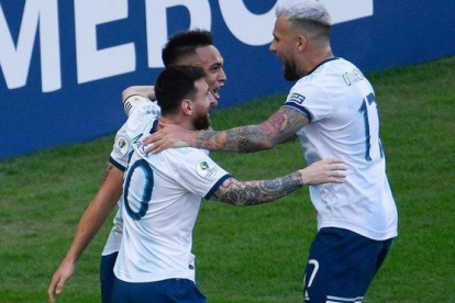 Lautaro Martínez celebra su gol junto a Messi y Otamendi.-AFP / MAURO PIMENTEL