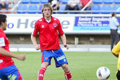 Gorka Larrea podría ser uno de los titulares rojillos mañana ante el Alcoyano. / ÁLVARO MARTÍNEZ-