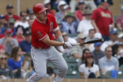 Mike Trout, bateando contra Arizona.-