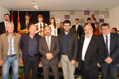 Los premiados con los responsables de la Diputación y del Ayuntamiento de Garray en la entrega de ayer-Diputación