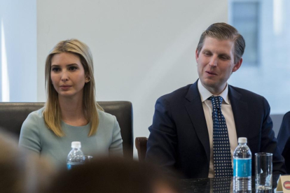 Ivanka y Eric Trump, dos de los hijos de Donald Trump, asisten a una reunión.-EFE