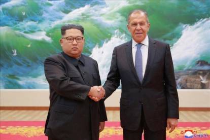 Kim Jong-un y Sergei Lavrov, la semana pasada en Pionyang.-KCNA