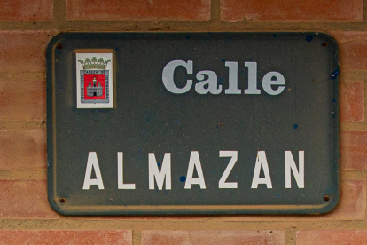 Cartel de la calle Almazán.-M. TEJEDOR