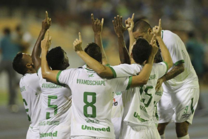 Los jugadores del Chapecoense dedican el primer gol en la Copa Libertadores a los compañeros fallecidos.-FERNANDO LLANO / AP