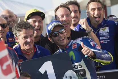 Valentino Rossi celebra la 'pole' con todo su equipo.-RAFFAELLA GIANOLLA
