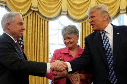 Trump saluda a Sessions en la Casa Blanca, el pasado mes de febrero.-REUTERS / KEVIN LAMARQUE
