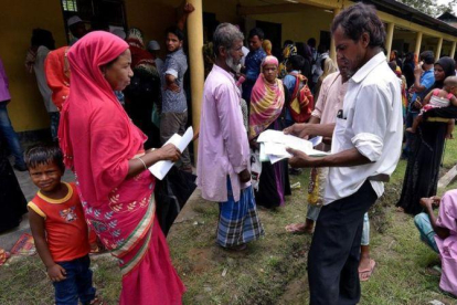 Un grupo de personas ante un centro para el censo en el estado de Assam.-ANUWAR HAZARIKA / REUTERS