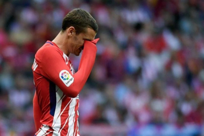La reacción de Antoine Griezmann al ser silbado en el Wanda Metropolitano el pasado domingo-GABRIEL BOUYS (AFP)