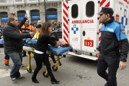 Efectivos de los servicios médicos atienden a uno de los 7 heridos en el atropello múltiple en el centro de Oviedo, este miércoles.-Foto: EFE / ALBERTO MORANTE