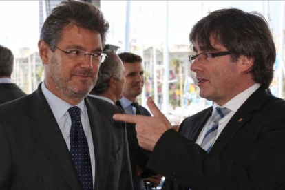 Rafael Catalá y Carles Puigdemont, este viernes, en Barcelona.-JORDI BEDMAR