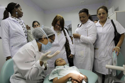 Doctores cubanos.-AP