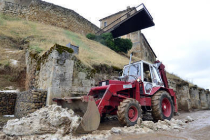 Una excavadora retiró ayer los desprendimientos de tierra en la parte baja del postigo de San Miguel. / ÁLVARO MARTÍNEZ-