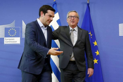 Alexis Tsipras es recibido por Jean-Claude Juncker, este miércoles en Bruselas.-Foto: REUTERS / FRANÇOIS LENOIR