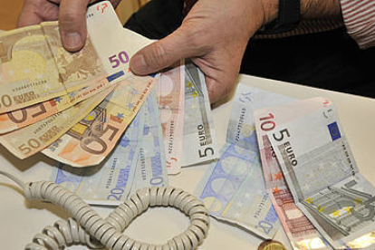 Una anciana ha denunciado las extracciones realizadas de su cuenta sin su permiso y que podrían sumar 325.000 euros. / V. G.-