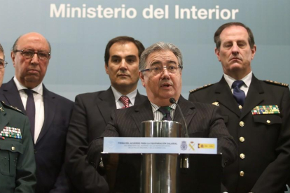 El ministro de Interior Juan Ignacio Zoido, durante la firma de un acuerdo de equiparación salarial con los sindicatos policiales y asociaciones de la Guardia Civil. /-DAVID CASTRO