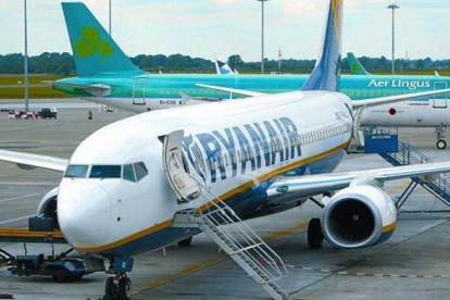 Aviones de Ryanair y Aer Lingus en el aeropuerto de Dublín.-Foto: ARCHIVO/ APD
