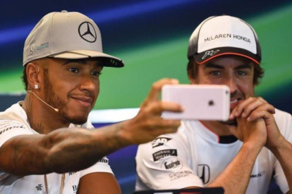 Hamilton y Alonso, en la conferencia de prensa de Spa.-AFP / JOHN THYS