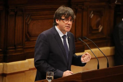 El president de la Generalitat, Carles Puigdemont, en el Parlament.-EL PERIÓDICO