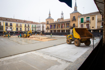 La plaza Mayor de El Burgo en obras.-MARIO TEJEDOR