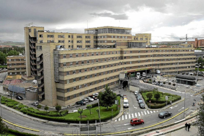 Fachada del Hospital Clínico de Salamanca-El Mundo
