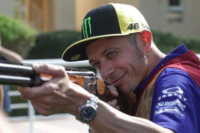 Valentino Rossi prueba hoy fortuna en el campo de tiro olímpico de Doha (Catar).-ALEJANDRO CERESUELA