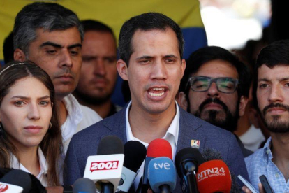 El presidente interino de Venezuela, Juan Guaidó, en una rueda de prensa.-REUTERS