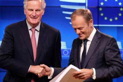 Michel Barnier y Donald Tusk, con el borrador del brexit, en rueda de prensa en Bruselas.-FRANCISCO SECO