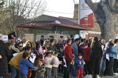 Protesta de los vecinos de la zona de Villar por el cierre de la farmacia.-HDS