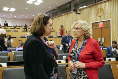 La alcaldesa de Madrid, Manuela Carmena (derecha), habla con una delegada durante su participación en un foro en la sede de la ONU. /-EDUARDO MUÑOZ ÁLVAREZ (EFE)