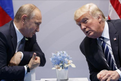 Encuentro entre Trump y Putin en el G-20 en Hamburgo.-EVAN VUCCI / AP