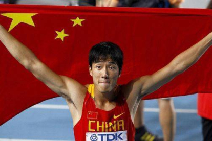 Liu Xiang, con la bandera China, tras la prueba de 110 metros vallas del Mundial de Daegu, en el 2011.-Foto: REUTERS / DAVID GRAY